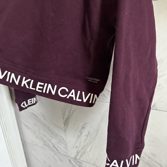 Calvin Klein NWOT maroon cropped hoodie - Picture 3 of 3
